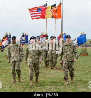 Von links, U.S. Army Command Sgt. Maj. Joe C. Birkhead IV, ehemaliger Soldat Führer, Oberstleutnant Nicholas E. Prisco und Command Sgt. Maj. Timothy D. McGuire, kehren Sie zum Überprüfen der Position für die Änderung der Zuständigkeit für die 39Th Signal Battalion, in Chièvres, Belgien, 27. Juli 2017. (U.S. Armee Foto von visuellen Informationen Spezialist Pierre-Etienne Courtejoie) Stockfoto