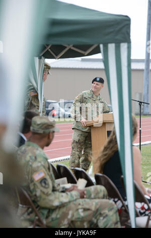 Us-Armee Oberstleutnant Nicholas E. Prisco, Commander, 39th Signal Battalion, gibt seine Erläuterungen während der Änderung der Zuständigkeit für die 39Th Signal Battalion, in Chièvres, Belgien, 27. Juli 2017. (U.S. Armee Foto von visuellen Informationen Spezialist Pierre-Etienne Courtejoie) Stockfoto