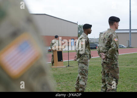 Von links: US-Armee Oberstleutnant Nicholas E. Prisco, Commander, 39th Signal Battalion, gibt seine Erläuterungen für die Änderung der Verantwortung zwischen Command Sgt. Maj. Joe C. Birkhead IV und Command Sgt. Maj. Timothy D. McGuire, in Chièvres, Belgien, 27. Juli 2017. (U.S. Armee Foto von visuellen Informationen Spezialist Pierre-Etienne Courtejoie) Stockfoto