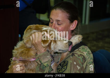 Sedona grüßt ein SPC. Bethanien Schilling auf die 159 Finance Management Support Loslösung aus einem 9-monatigen Einsatz in Afghanistan zur Unterstützung der Operation Freiheit Sentinel. Dies war der 159 th Einsatz seit 9/11. (Oklahoma Army National Guard Foto von Sgt. 1. Klasse Robert Freese) Stockfoto