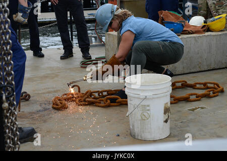 Coast Guard Aids zur Navigation Team Boston betreut ein Mitglied der Gemeinsamen zivile Ausrichtung der Konferenz eine Wärme- und beat Evolution in Boston, Massachusetts, Dienstag, August 8, 2017 durchführen. Die JCOC ist dazu gedacht, zu erziehen und die Teilnehmer über die Stärke und die Bereitschaft der US-Streitkräfte informieren durch die persönliche Beobachtung von Armee, Marine Corps, Navy, Air Force und Coast Guard. (U.S. Coast Guard Foto von Petty Officer 3. Klasse Nicole J. Groll) Stockfoto