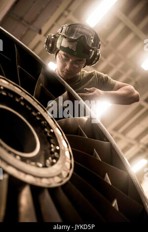 170813-N-TH 560-172 CORAL SEA (Aug. 13, 2017) Lance Cpl. Clarence Alvarez, der "Kater" der Marine Attack Squadron (VMA) 311, führt die Instandhaltung auf ein AV-8B Harrier Motor im Hangar Bucht des Amphibious Assault ship USS BONHOMME RICHARD (LHD6) während einer Zertifizierung Übung zugewiesen. Bonhomme Richard ist das Flaggschiff der expeditionary strike Group, die in Betrieb ist im Indo-Asia-pazifischen Region Partnerschaften zu verbessern und eine fertige Antwort für jede Art von Kontingenz. (U.S. Marine Foto von Mass Communication Specialist 2. Klasse Jeanette Mullinax/Freigegeben) Stockfoto