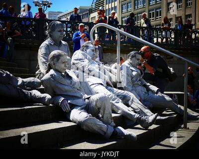 Hamburg 1000 geisterhafte Bewegte Figuren zombie kreativen Protest an die G20 für mehr Solidarität und politische Partizipation in der Welt Stockfoto