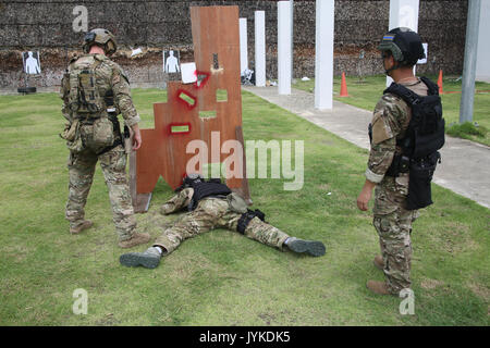 Royal Thai Army Special Forces, Counter Terrorist Operations Center, und US-Soldaten, 1.BATAILLON, 1st Special Forces Group (Airborne), führt eine Stress schießen Ausbildung in Bangkok, Thailand, 26. Juli 2017 als Teil der Balance Fackel 17-7. Die Schulungen ist die Soldaten durch eine Reihe von Herausforderungen, die in den endgültigen Treffsicherheit Wettbewerb und ein Höhepunkt Übung kulminieren zu testen. (U.S. Armee Foto: Staff Sgt. Kwadwo Frimpong/Freigegeben) Stockfoto