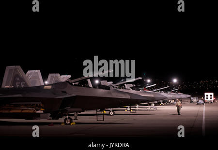 Die F-22 Raptors der 94th Fighter Squadron bereiten sich auf den Start auf der Nellis Air Force Base, Nevada, am 14. August 2017 vor, um während der Red Flag 17-4 Luftwaffenübungen durchzuführen, wobei Flugzeuge vom 1. Fighter Wing auf der Joint Base Langley-Eustis, Virginia, zugewiesen werden. Stockfoto