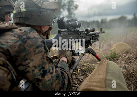 Ein US-Marine mit Firma Bravo, 1.BATAILLON, 6 Marine Regiment Brände ein M240B medium Maschinengewehr downrange während der infanteriezug Schlacht Kurs während einer Bereitstellung für die Ausbildung (DFT) auf Fort Pickett, VA., 15. August 2017. DFT ist eine einwöchige Übung zur Förderung der Kompetenz und Einsatzbereitschaft. (U.S. Marine Corps Foto von Lance Cpl. Michaela R. Gregory) Stockfoto