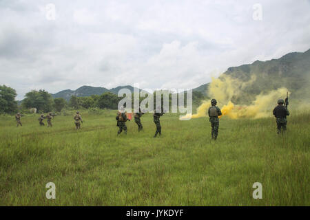 Royal Thai Army Special Forces, 1 Special Forces Regiment, und US-Soldaten, 1.BATAILLON, 1st Special Forces Group (Airborne), führt combat Manöver Ausbildung bei Lob-Buri, Thailand, 20. Juli 2017 als Teil der Balance Fackel 17-7. Die Schulungen ist die Soldaten durch eine Reihe von Herausforderungen, die in den endgültigen Treffsicherheit Wettbewerb bis hin zu testen. (U.S. Armee Foto: Staff Sgt. Kwadwo Frimpong/Freigegeben) Stockfoto