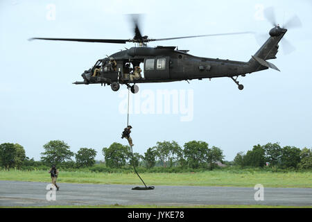 Royal Thai Army Special Forces, Counter Terrorist Operations Center, und US-Soldaten, 1.BATAILLON, 1st Special Forces Group (Airborne), führt schnell Seil Ausbildung bei Lob-Buri, Thailand, 25. Juli 2017 als Teil der Balance Fackel 17-7. Die Schulungen ist die Soldaten durch eine Reihe von Herausforderungen, die in den endgültigen Treffsicherheit Wettbewerb und ein Höhepunkt Übung kulminieren zu testen. (U.S. Armee Foto: Staff Sgt. Kwadwo Frimpong/Freigegeben) Stockfoto