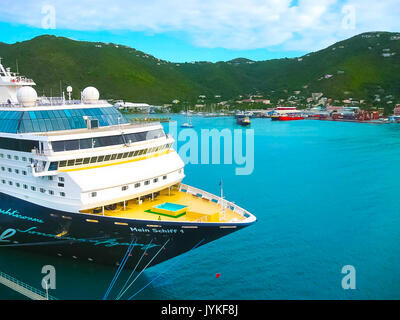 Road Town, Tortola, British Virgin Islands - Februar 06, 2013: Kreuzfahrtschiff Mein Schiff 1 im Hafen angedockt Stockfoto