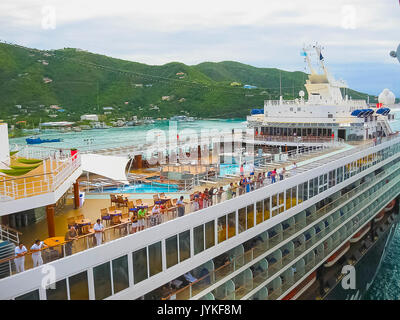 Road Town, Tortola, British Virgin Islands - Februar 06, 2013: Kreuzfahrtschiff Mein Schiff 1 im Hafen angedockt Stockfoto