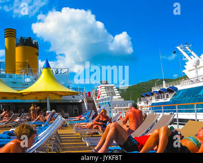 Road Town, Tortola, British Virgin Islands - Februar 06, 2013: Die Leute von Port ruhen auf Kreuzfahrtschiff Costa Luminosa Stockfoto