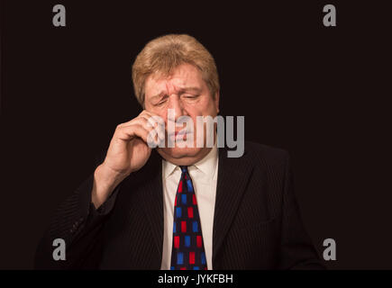 Senior kaukasischen Geschäftsmann betonte Augen reiben Stockfoto