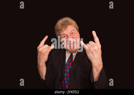 Ältere Menschen bilden eine Hörner Geste, die Heavy Metal Rock Musik Stockfoto