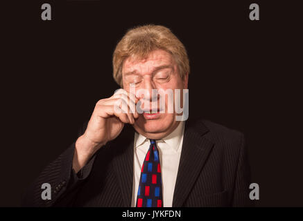 Senior kaukasischen Geschäftsmann betonte Augen reiben Stockfoto