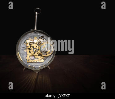 Der Schuß von Uhrwerk Zahnräder im Inneren der Uhr Stockfoto