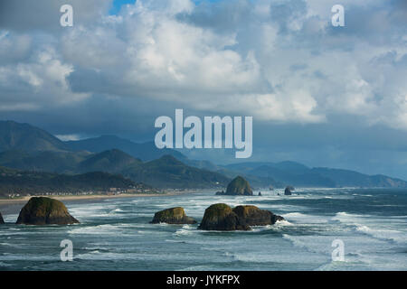 Eine Übersicht über Cannon Beach entlang der Küste von Oregon Stockfoto