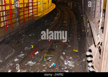 New York City, Vereinigte Staaten von Amerika - Mai 01, 2016: Pendler in der Nähe der U-Bahn station mit verstreuten Zeitung begrüßt Stockfoto