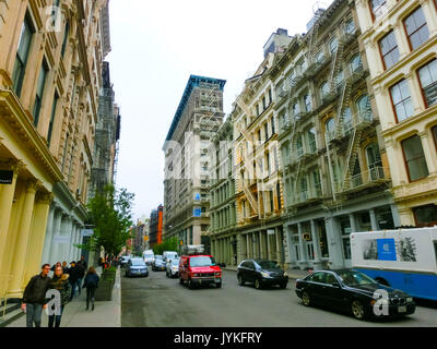 New York City, Vereinigte Staaten von Amerika - Mai 02, 2016: Die alten Wohnhäuser mit Feuer Fluchttreppen in Soho Stockfoto