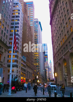 New York, USA - 13. Februar 2013: Das Wahrzeichen wütenden Stier in Lower Manhattan stellt aggressive finanziellen Optimismus und Wohlstand Stockfoto