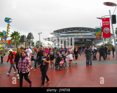 Orlando, USA - Januar 02, 2014: eine Masse der Besucher zu Fuß zum Eingang des Universal Orlando Themenparks Stockfoto