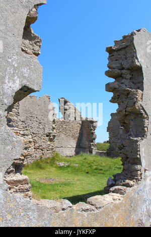 Eingestürzten Mauern eines Hauses in Ruinen Stockfoto