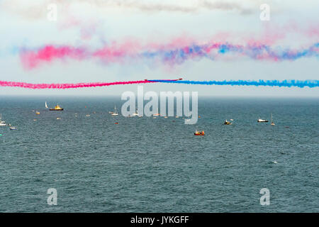 Rote Pfeile Antenne Display über Fowey, Cornwall Polruan und Mündung, UK Editorial 17/08/2017. Zum ersten Mal in fast einem halben Jahrzehnt die roten Pfeile haben Stockfoto