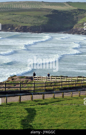 Polzeath Strand und Surfen an der Küste von North Cornwall rauhen Tag und Meere grobe und gefährliche Sätze von Wellen und Leistungsschalter rollen weiße Pferde Sufers Stockfoto