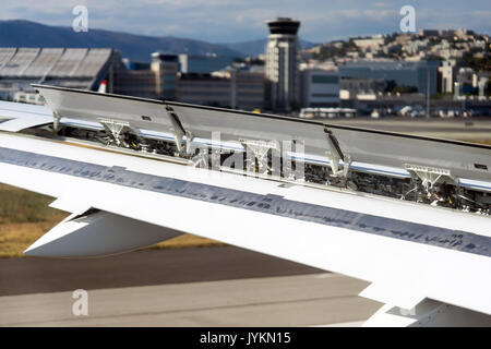 Luftfahrzeuge, die Flughäfen in Flughafen Landeklappen in Aktion Stockfoto