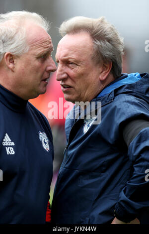 Cardiff City Manager Neil Warnock und Assistant Coach Kevin Blackwell während der Sky Bet Meisterschaft Gleiches an Molineux, Wolverhampton. PRESS ASSOCIATION Foto. Bild Datum: Samstag, August 19, 2017. Siehe PA-Geschichte Fussball Wölfe. Photo Credit: Chris Radburn/PA-Kabel. Einschränkungen: EDITORIAL NUR VERWENDEN Keine Verwendung mit nicht autorisierten Audio-, Video-, Daten-, Spielpläne, Verein/liga Logos oder "live" Dienstleistungen. On-line-in-Verwendung auf 75 Bilder beschränkt, kein Video-Emulation. Keine Verwendung in Wetten, Spiele oder einzelne Verein/Liga/player Publikationen. Stockfoto