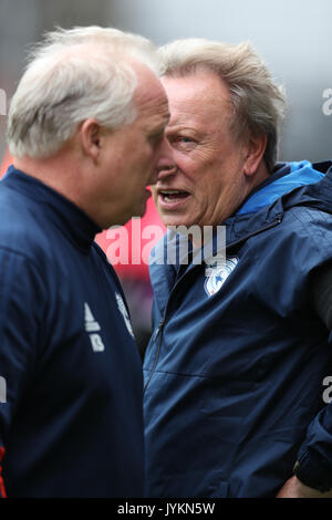 Cardiff City Manager Neil Warnock und Assistant Coach Kevin Blackwell während der Sky Bet Meisterschaft Gleiches an Molineux, Wolverhampton. PRESS ASSOCIATION Foto. Bild Datum: Samstag, August 19, 2017. Siehe PA-Geschichte Fussball Wölfe. Photo Credit: Chris Radburn/PA-Kabel. Einschränkungen: EDITORIAL NUR VERWENDEN Keine Verwendung mit nicht autorisierten Audio-, Video-, Daten-, Spielpläne, Verein/liga Logos oder "live" Dienstleistungen. On-line-in-Verwendung auf 75 Bilder beschränkt, kein Video-Emulation. Keine Verwendung in Wetten, Spiele oder einzelne Verein/Liga/player Publikationen. Stockfoto