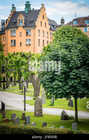 STOCKHOLM, Schweden - 14. JULI 2017: Friedhof an der St. Maria Magdalena Kirche in Stockholm, Schweden Stockfoto