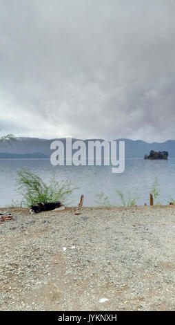 Ein Hund schlief vor der Lugu See Stockfoto