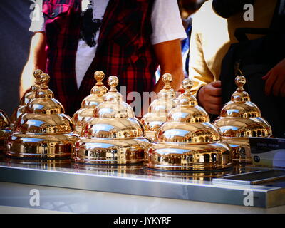 Venchi Eiscremestandplatz Trolley verkaufen im heißen Sommer Marienplatz München Deutschland Stockfoto