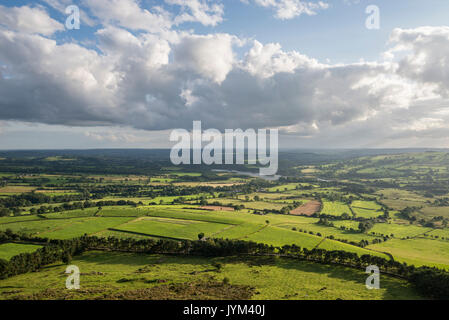 Schöne Aussicht über Staffordshire Landschaft von Huhn Wolke in der Nähe der Kakerlaken, Peak District. Tittesworth Reservoir von grünen Wiesen umgeben. Stockfoto