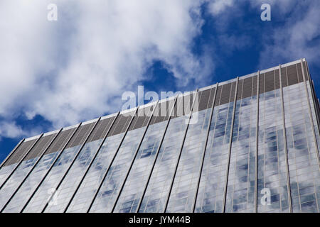 Blick auf ein Glas fassade Wolkenkratzer in Manhattan, New York, NY, USA. Stockfoto