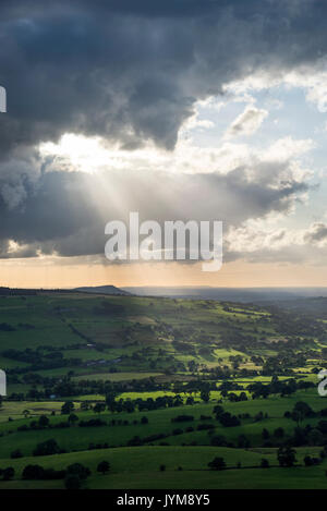 Sonnenstrahlen auf Staffordshire Landschaft auf einem sbeautiful Sommerabend, England, UK. Stockfoto