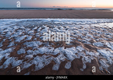 Strand im Winter morgens gefroren Stockfoto