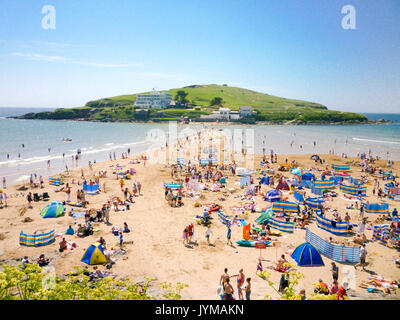 Touristen Sonnen vor Burgh Island Hotel in Devon, England Stockfoto