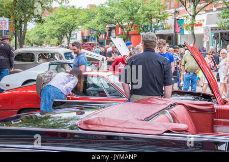 ORILLIA ONTARIO KANADA - 17. August 2017: 19. jährlichen Downtown Orillia Classic Car Show. Eine erstaunliche Sammlung von über 400 klassische Autos und Nutzfahrzeuge o Stockfoto