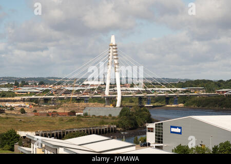 Die neue Brücke über den Fluss kurz vor der Fertigstellung Verschleiß, Sunderland, North East England, Großbritannien Stockfoto