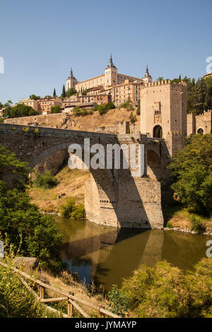 Ansicht der Alcantara Brücke über den Tejo in Richtung der mittelalterlichen Stadt Toledo Spanien mit dem Alcazar im Hintergrund Stockfoto