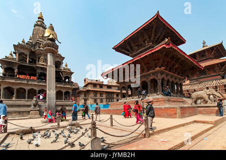 Kathmandu, Nepal - März 09, 2013: Die Menschen gehen mit Kathmandu Durbar Square. Durbar Square ist der generische Name verwendet, Plätze und Bereiche zu beschreiben Oppo Stockfoto