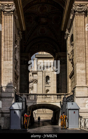 Vatikan, Italien - 25 August 2015: Schweizer Gardisten und Offiziellen in Arch service Eingang der Vatikanischen Museen auf dem Petersplatz in Rom Stockfoto