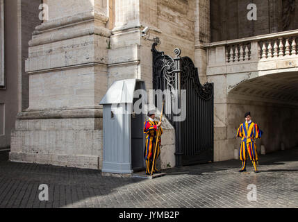 Vatikan, Italien - 25 August 2015: Schweizer Gardisten und Offiziellen in Arch service Eingang der Vatikanischen Museen auf dem Petersplatz in Rom Stockfoto