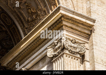 Vatikan, Italien - 25 August 2015: Interieur und architektonischen Details des Arch service Eingang der Basilika des heiligen Petrus, Vtican Stadt Stockfoto