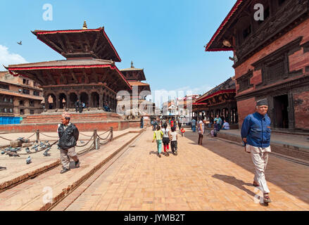 Kathmandu, Nepal - März 09, 2013: Die Menschen gehen mit Kathmandu Durbar Square. Durbar Square ist der generische Name verwendet, Plätze und Bereiche zu beschreiben Oppo Stockfoto