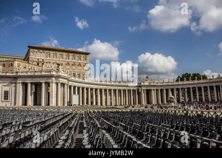 Vatikan, Italien - 25 August 2015: Rom, Petersdom in der Vatikanstadt und der Platz am Morgen mit Stühlen Stockfoto