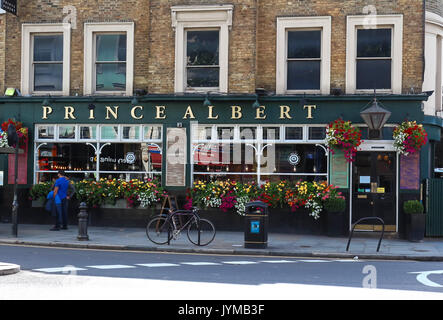 Ein Blick auf die Fassade des traditionellen englischen Pub Prinz Albert in Notting Hill, London, Vereinigtes Königreich. Stockfoto