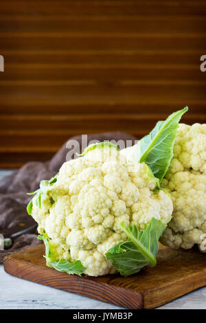 Junge Blumenkohl am grauen Stein oder Schiefer Hintergrund. Stockfoto