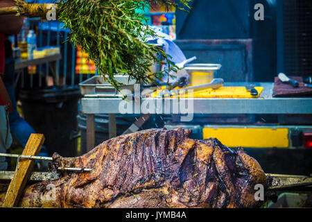 Gemeinsame von Fleisch wird am Spieß gebraten auf einem Holzkohlefeuer Stockfoto